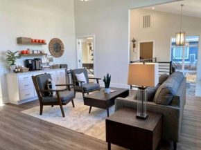 Chic Townhome with Pool and Fitness Center